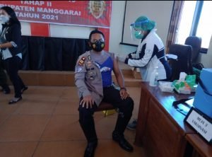 Personil Polres Manggarai dan Brimob Terima Vaksin Covid-19