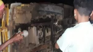 Kondisi Jalan Buruk, Mobil Angkutan Umum di Nagawutun, Lembata Terjungkir