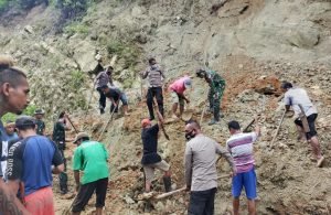 Aparat TNI-Polri Bersihkan Material Longsor di Jalan Golowelu-Ranggu