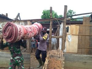 Sinergitas TNI-Polri, Bantu Warga Korban Bencana di Mabar