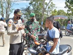 Cegah Covid, TNI-Polri Bagikan Masker Gratis di Labuan Bajo