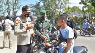 Cegah Covid, TNI-Polri Bagikan Masker Gratis di Labuan Bajo