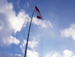 Di Puncak Golo Utur, Anak Muda Elar Selatan Kibarkan Bendera HUT RI Ke-76