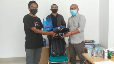 FKIP Unika Santu Paulus Ruteng Membantu Bocah Penjual Ikan Keliling di Matim