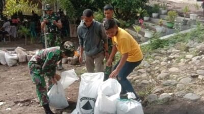 Satpol PP dan TNI Kodim 1602 Kab. Ende Bersinergi Bantu Masyarakat Terdampak Banjir
