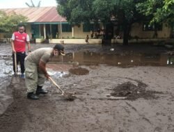 Satpol PP Kab. Ende Terpanggil Bantu Masyarakat Terdampak Banjir