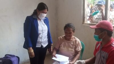 Yeni Veronika Pantau Langsung Vaksinasi Massal di Kecamatan Ndoso
