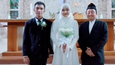 Viral Wanita Berjilbab Nikah di Gereja Katolik