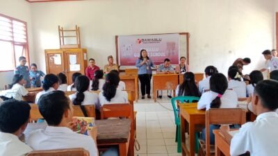 Edukasi Pemilih Pemula, Bawaslu Manggarai Gelar Kegiatan Bawaslu Goes To School di SMAN 1 Rahong Utara