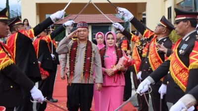 Isak Tangis Warnai Pelepasan Kapolres Manggarai AKBP Yoce Marten