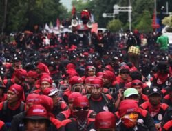 Tuntut UU Cipta Kerja, Ribuan Buruh Lakukan Aksi Unjuk Rasa Di Batam