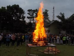 Api Unggun PKKMB FKIP Unika Ruteng, Rm. Ino: Hangatnya Kebersamaan Hendaknya Dirawat