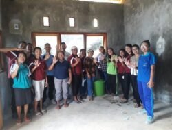 Mahasiswi KKN Unika Ruteng Adakan Pelatihan Pembuatan POC di SMPN 5 Welak Wae Garit