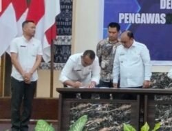 Ketua Bawaslu Sumba Barat Tandatangani NPHD Pilkada 2024