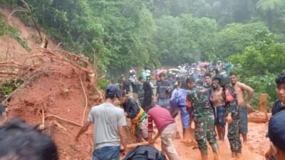 Gotong Royong bentuk sinergi aparat dan masyarakat membersihkan jalan yang mengalami Longsor