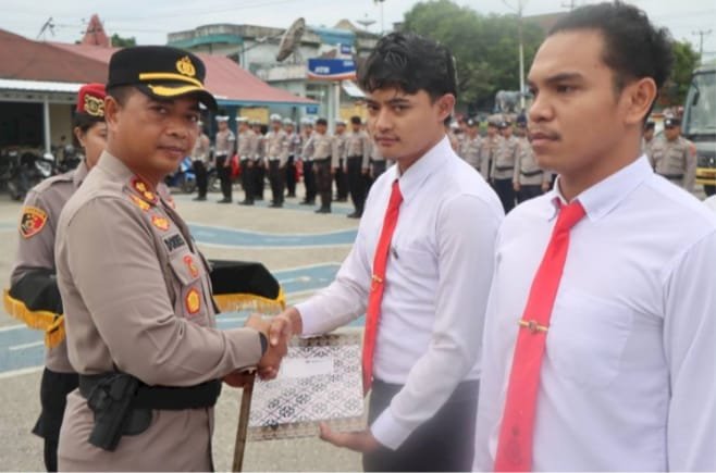 Personel Polisi yang mendapatkan penghargaan/dok. Polres Sumba Barat