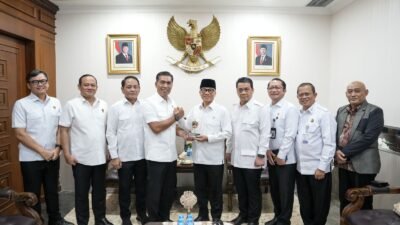 Menteri Desa dan Pembangunan Daerah Tertinggal (Mendes PDT), Yandri Susanto, bersama Wakil Mendes PDT, Ariza Patria, menyambangi Badan Reserse dan Kriminal (Bareskrim) Mabes Polri