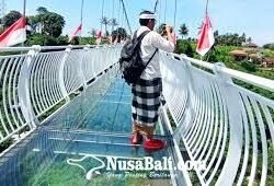 Berani Ketinggian? Ayo Meluncur ke Jembatan Kaca Turyapada Tower Bali!