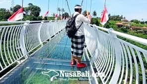 Berani Ketinggian? Ayo Meluncur ke Jembatan Kaca Turyapada Tower Bali!