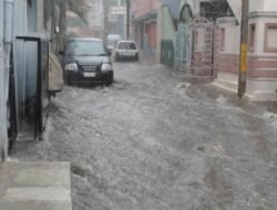 Banjir Hebat Melanda Jabodetabek, Begini Cara Efektif Membersihkan Lumpur Pasca Banjir