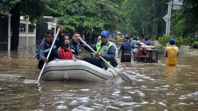 Ratusan Warga Mengungsi Akibat Banjir yang Melanda 7 Kecamatan di Bekasi