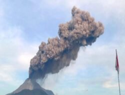 Gunung Lewotobi Laki-laki Meletus Dua Kali, Kolom Abu Capai 3,5 KM Warga Diminta Waspada & Hindari Zona Bahaya