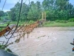 Jembatan Ambruk, Siswa di Lamboya Harus Berenang jika Hendak ke Sekolah
